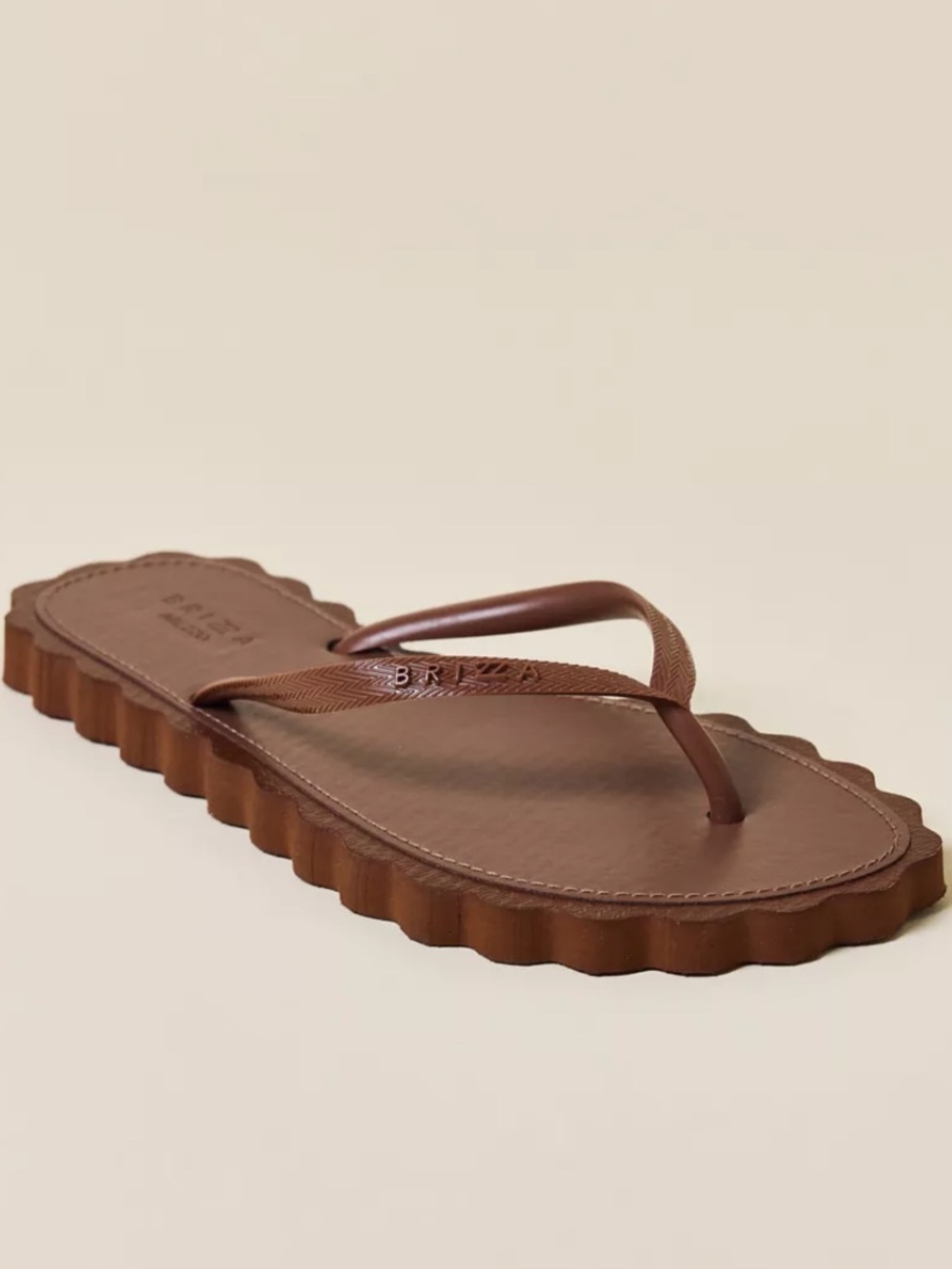 NEW Brizza Arezzo Cookie Cutter Scalloped Flip Flop Sandals in Brown